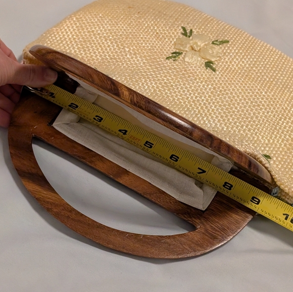Vintage 1960s Hawaiian Raffia Floral Handbag — Wooden Handle — Hand-Embroidered - Picture 9 of 14